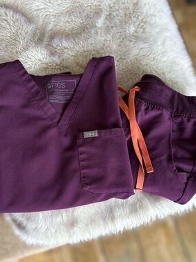 Figs Catarina Single Pocket Scrub Top and Regular Zamora Joggers in Eggplant